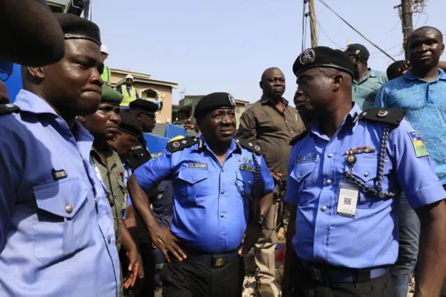 Police oga show for di scene to check how tins dey go