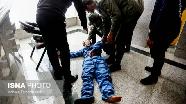 یکی از متهمان در محل برگزاری دادگاه از حال رفت
