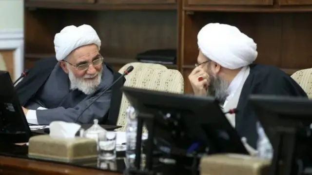 از حدود یک دهه پیش، هر از گاه برخی محافظه کاران اتهاماتی اقتصادی را در مورد علی‌اکبر ناطق نوری یا نزدیکانش مطرح کرده اند.
