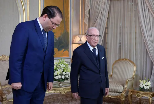 الرئيسي التونسي الباجي قايد السبسي (يمين) يرى أن رئيس الوزراء يوسف الشاهد (يسار) يتمتع بصلاحيات أكبر