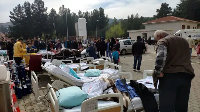 Acıpayam Devlet Hastanesi'nde tedavi gören hastalar yatakları ile bahçeye çıkarıldı.