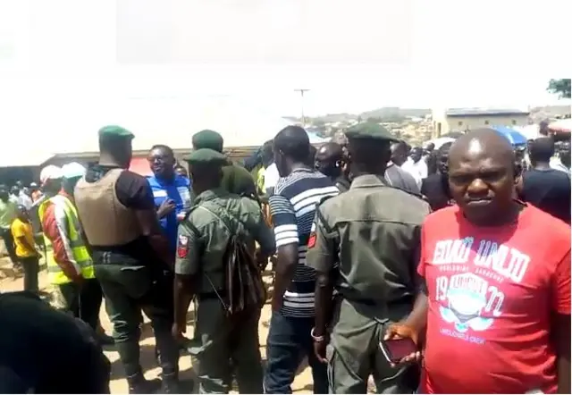 Ndị uweojii na ndị ntorobịa na-adọrịta ụka