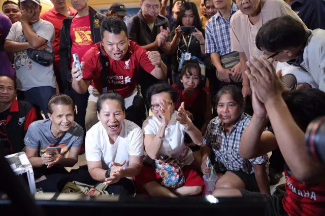 ประชาชนร่วมลุ้นผลที่พรรคเพื่อไทย