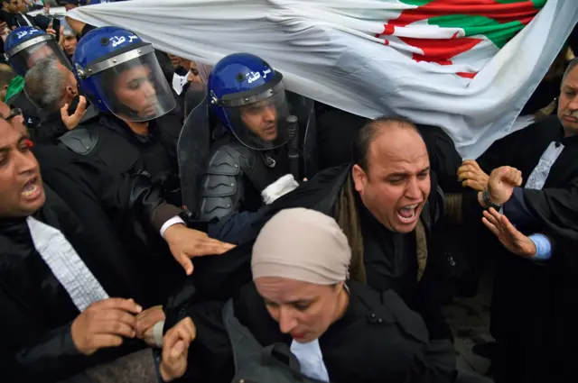 تواصل الحراك الشعبي في الجزائر للمطالبة بإصلاحات سياسية