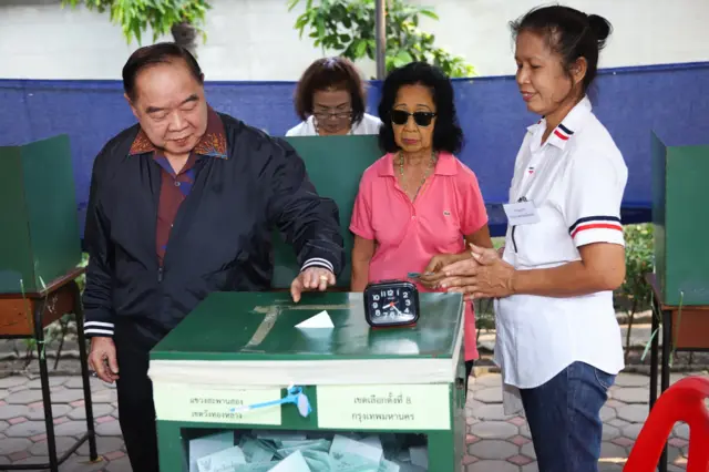 พล.อ. ประวิตร หย่อนบัตรเลือกตั้ง