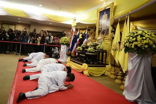 กกต. ทั้ง 5 คนประกอบพิธีรับสนองพระราชโองการโปรดเกล้าฯ แต่งตั้งเป็นประธานและกรรมการ กกต. เมื่อเดือน ส.ค.2561