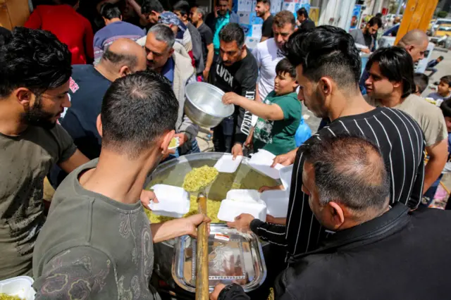 تقدم "المواكب" الطعام والشراب للزائرين مجانا