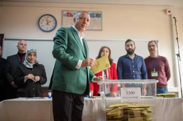 Erdoğan oy kullanıyor