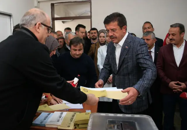 Nihat Zeybekçi