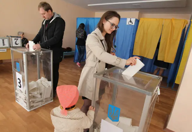 Дівчина з дитиною