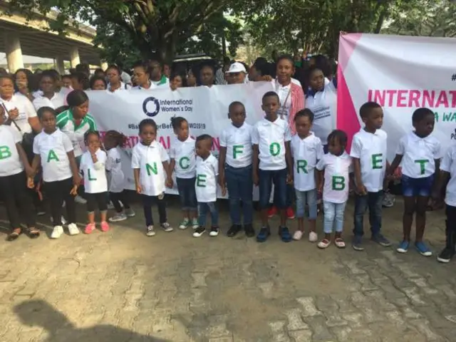 Àwọn ọmọdé darapọ̀ mọ́ àwọn àgbà fún ayẹyẹ ọjọ́ àyájọ́ obìnrin