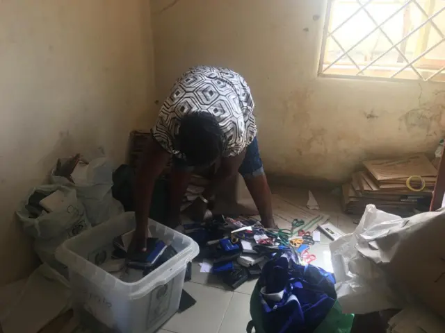 Woman wey dey arrange election materials