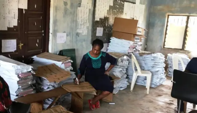 Nwaanyị onye ọrụ Inec