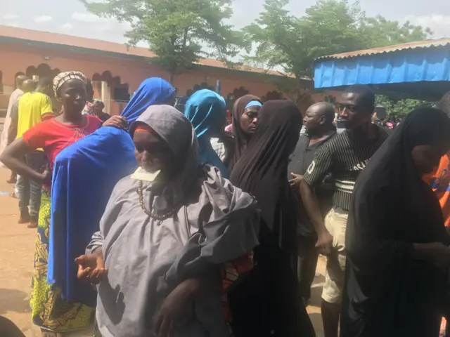 Pipo wey dey wait to vote for di area