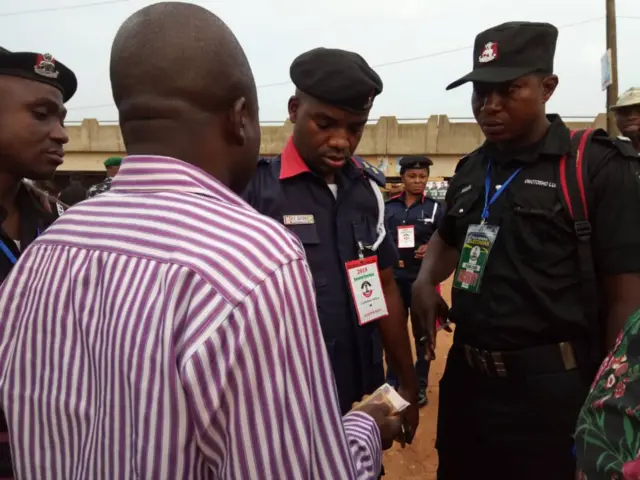 Awọn to n pin owo