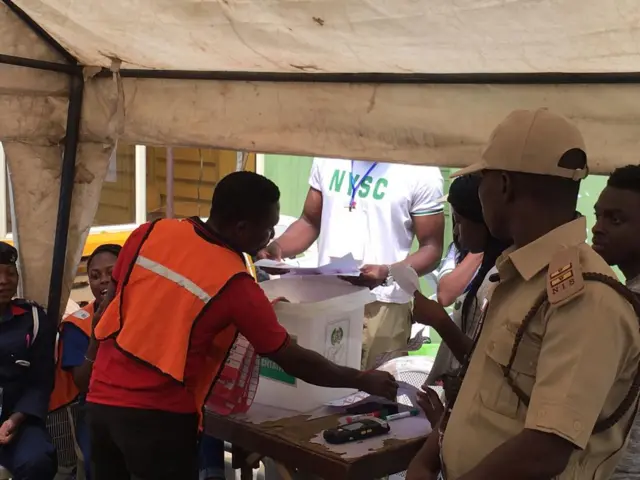 Awọn osisẹ INEC n ka ibo