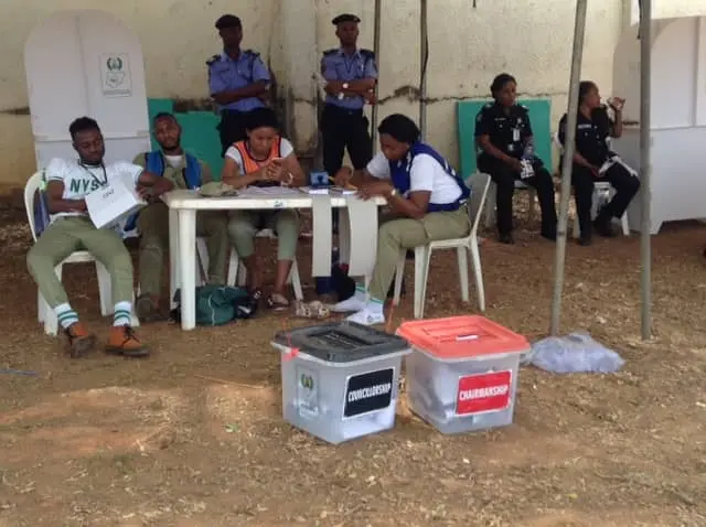 Awọn osisẹ INEC ti ko ri nkan se n fi ẹrọ ibaraẹnisọrọ sere