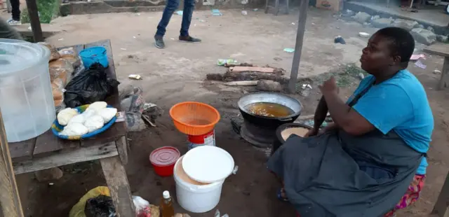 Nwaanyị na-eghe akara