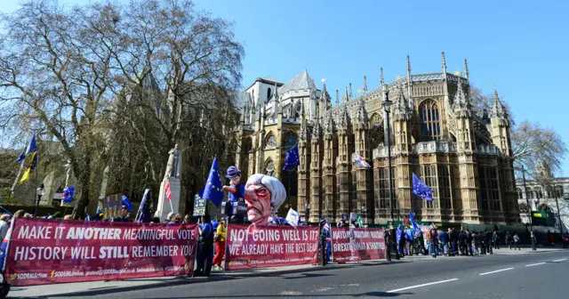 Демонстранты на площади перед парламентом 1 апреля