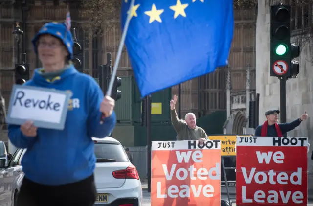 Демонстранты у здания парламента 1 апреля