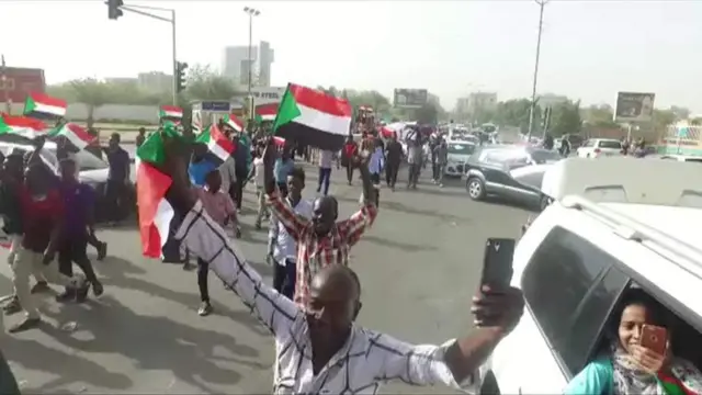 ሱዳናውያን ደስታቸውን ሲገልጡ