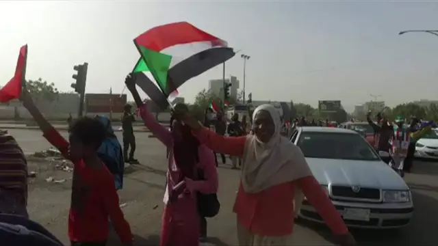 ተቃዋሚ ሰልፈኞች ባንዲራ እያውለበለቡ