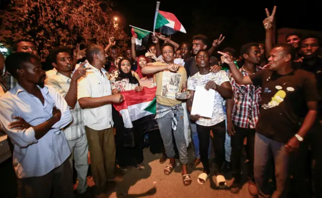 المتظاهرون تعهدوا بمواصلة الاعتصام