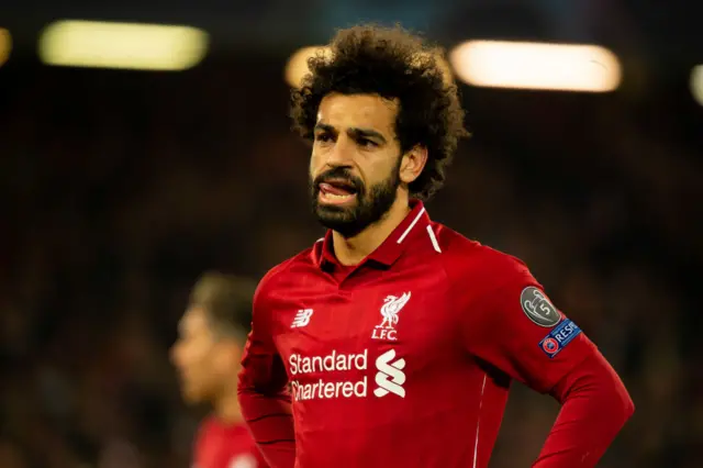 ردد مشجعون لنادي تشيلسي اللندني هتافات عنصرية ضد لاعب ليفربول محمد صلاح الذي كان يلعب سابقا مع تشيلسي. وأعلن نادي تشيلسي تعاونه من فريق ليفربول والشرطة لملاحقة المسيئين.