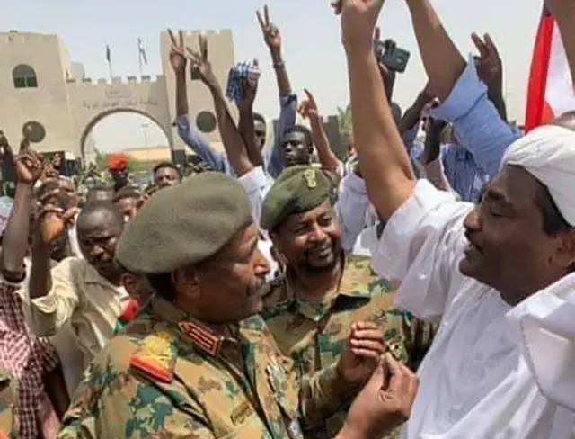 الجنرال عبد الفتاح البرهان، رئيس المجلس العسكري في السودان يتحدث إلى متظاهرين خارج مقر قوات الجيش