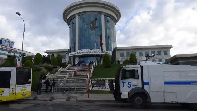 Maltepe'de oyların yeniden sayım işlemi, Türkan Saylan Kültür Merkezi'nde sürüyor.