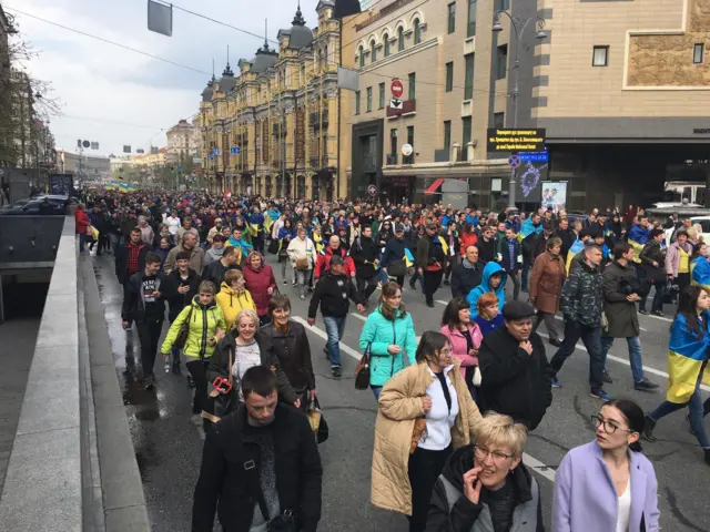 Колона прибічників Порошенка вирушила з Майдану на стадіон.