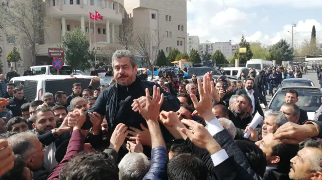 Fatih Bucak, adliye çıkışında kendisini bekleyen kalabalık tarafından omuzlara alındı.