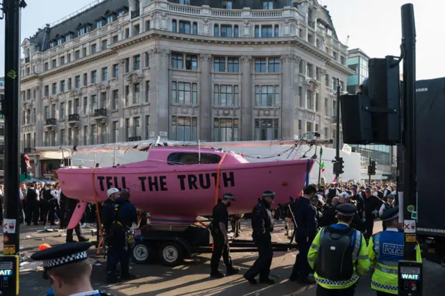 أزالت الشرطة القارب الوردي واعتثلت أكثر من 700 من المتظاهرين