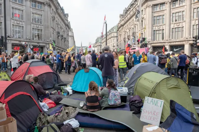 خيم وتجمهر وسط ساحة أوكسفورد الحيوية في لندن