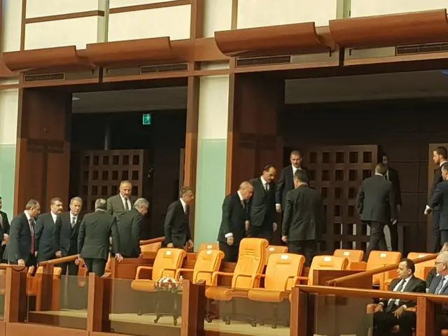 erdoğan salonu terk ederken