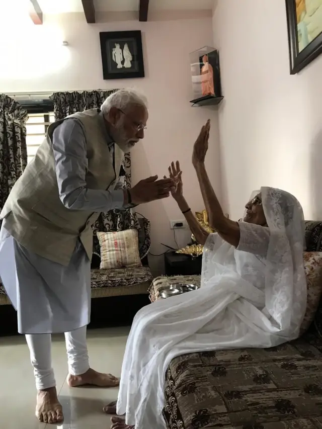 હીરા બા અને નરેન્દ્ર મોદી