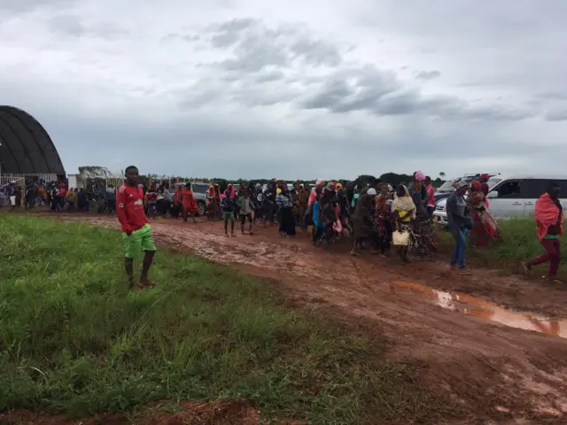 Mlolongo wa wananchi waliokuwa wamepiga kambi katika uwanja wa ndege, wameamua kuondoka eneo hilo
