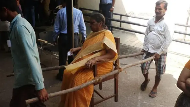 माहीम येथे एका महिला मतदारास मतदान केंद्रात अशा पद्धतीने आणावे लागले.
