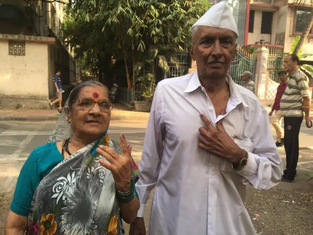 ज्येष्ठ नागरिकांनी केले मतदान