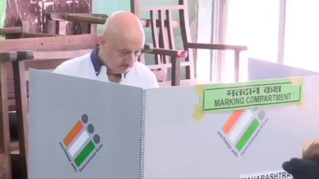 अभिनेते अनुपम खेर यांनी मुंबईत जूहू इथं मतदान केलं.