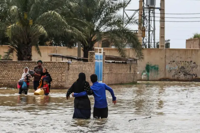 غمرت المياه قرى عديدة قرب الأهواز في إيران