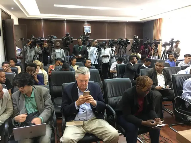 መግለጫውን እየተጠባበቁ ያሉ ጋዜጠኞች