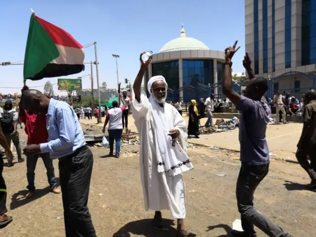 متظاهرون أمام مقرات الجيش في الخرطوم اليوم