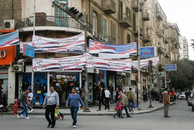 انتشرت اللافتات في الأحياء المصرية تدعو المواطنين للمشاركة في الاستفتاء على التعديلات الدستورية