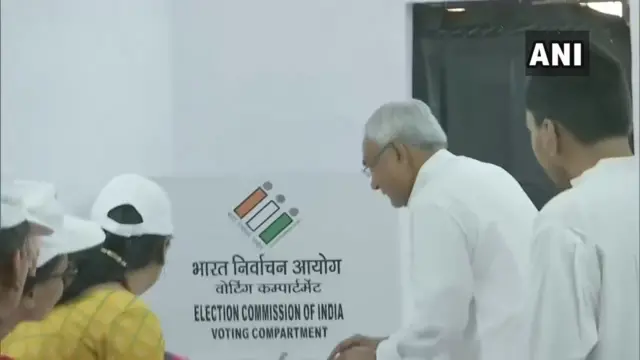 नीतीश कुमार वोट डालते हुए