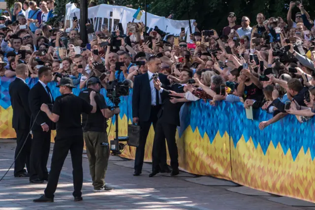 Зеленський став президентом. Момент вітання з людьми на вулиці перед Радою до інавгурації.