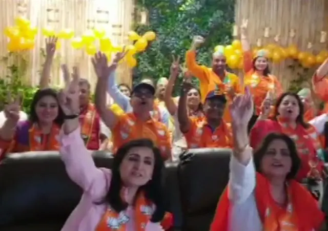 સાઉદી અરેબિયામાં ભાજપની જીતની ખુશી મનાવતા ટેકેદારો