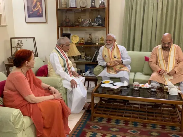 मुरली मनोहर जोशी यांच्या निवासस्थानी मोदी आणि शहा.