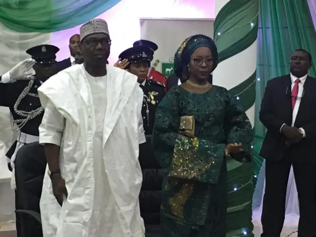 Gomina tuntun ni Kwara, Abdulrahman Abdulrazaq ati iyawo rẹ nibi ayẹyẹ iburawọle.