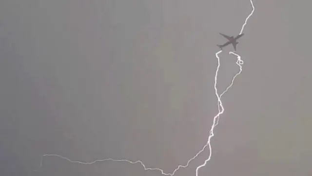 Молния бьет в самолёт - и он продолжает полет как ни в чем не бывало!